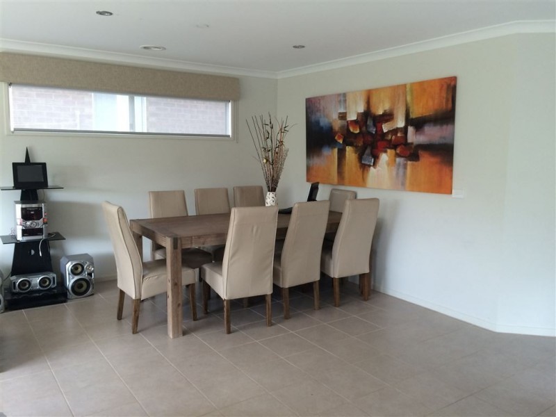 17 Tawleed Grove, Clyde North VIC 3978