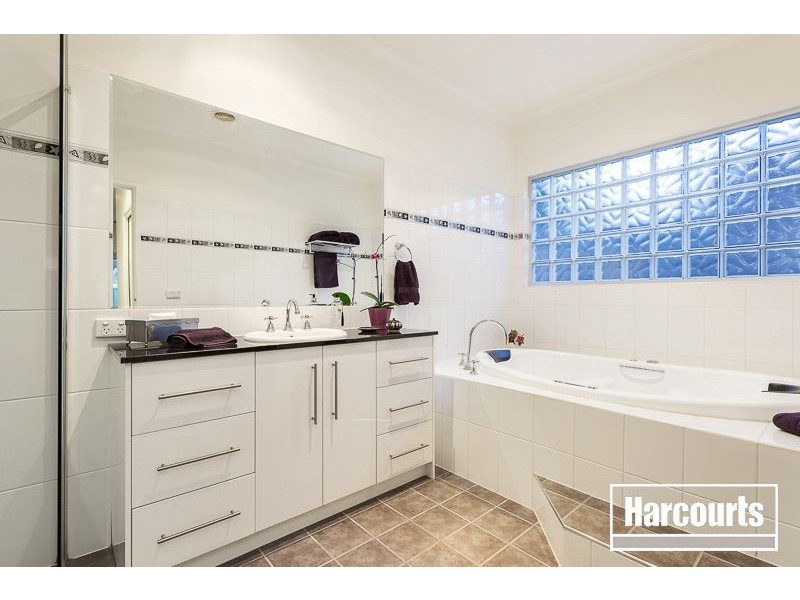 1 Tenandra Court, Berwick VIC 3806