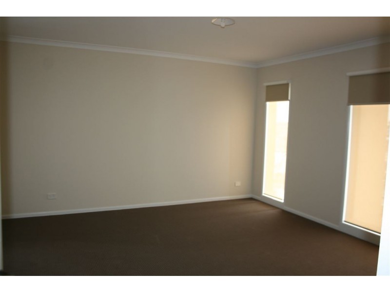 4 Renishaw Drive, Officer VIC 3809