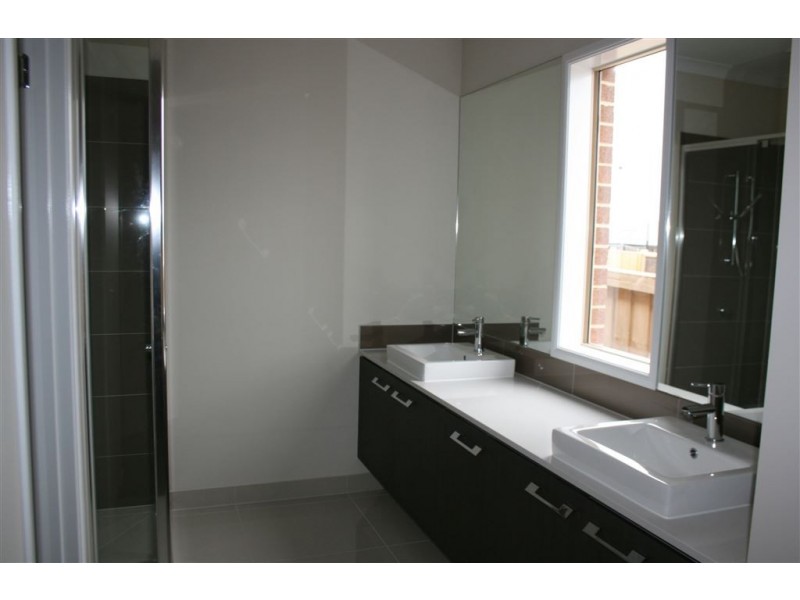 4 Renishaw Drive, Officer VIC 3809