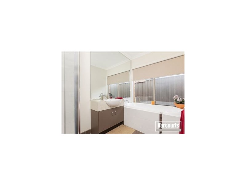 32 Perry Circuit, Cranbourne North VIC 3977