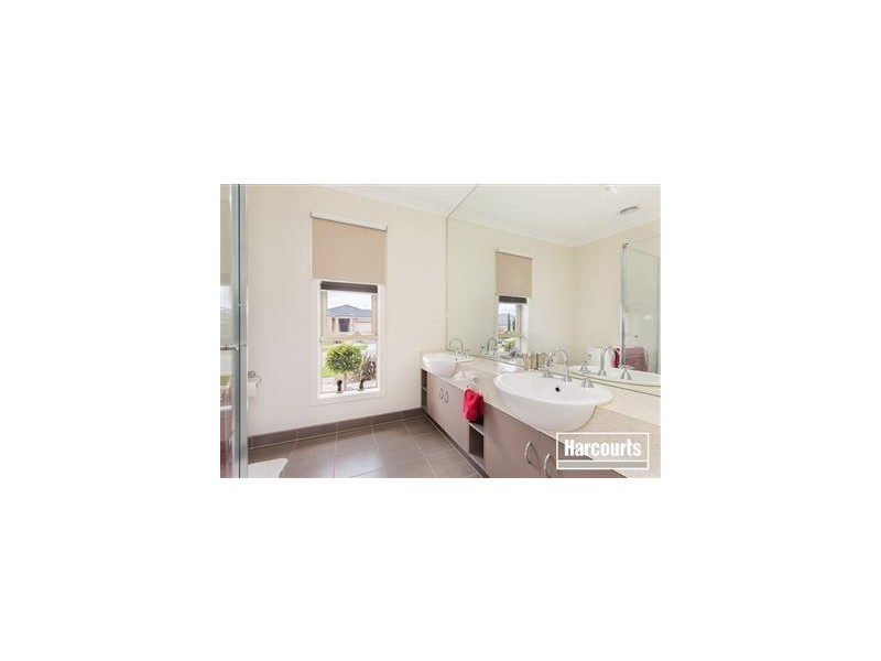 32 Perry Circuit, Cranbourne North VIC 3977