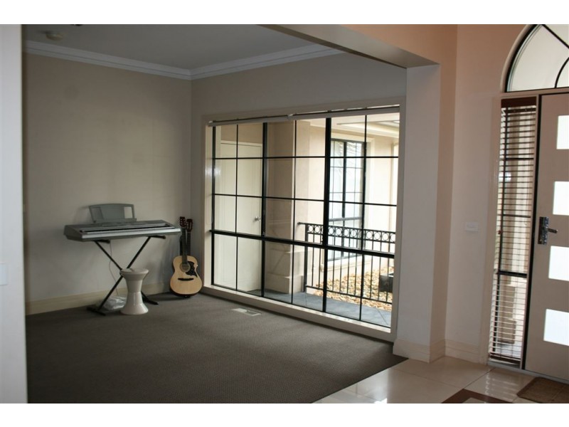 10 Ambrose Court, Berwick VIC 3806