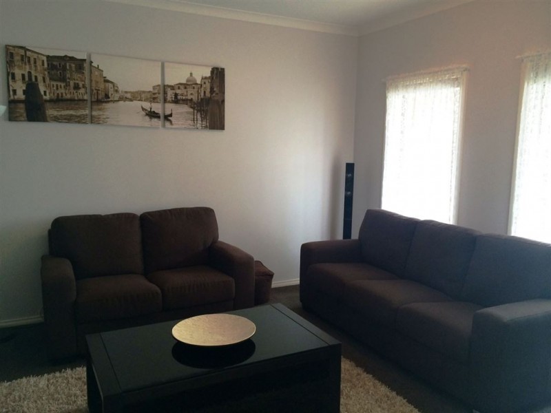 4 Lagoon Row, Officer VIC 3809