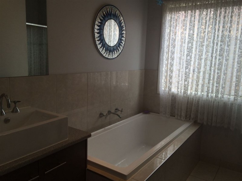 4 Lagoon Row, Officer VIC 3809