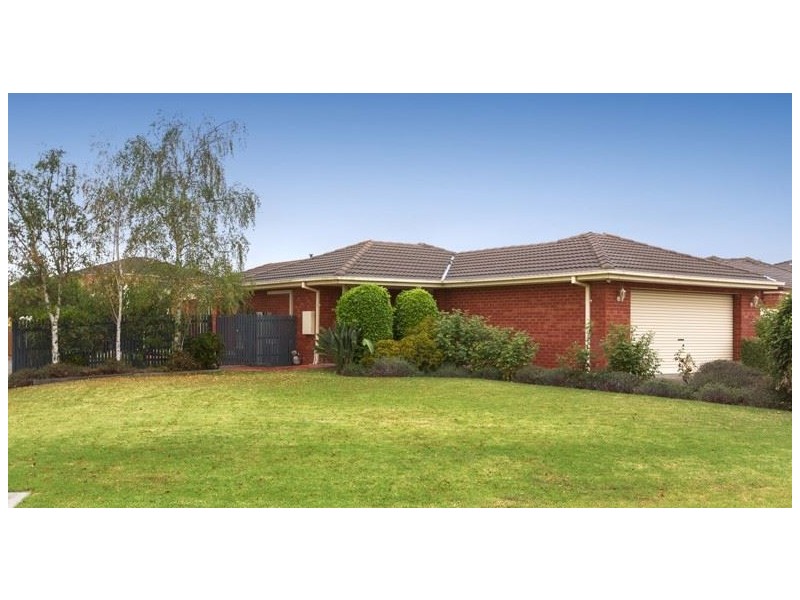 2 Kalastaire Grove, Berwick VIC 3806