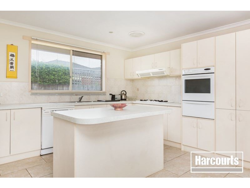 2 Kalastaire Grove, Berwick VIC 3806