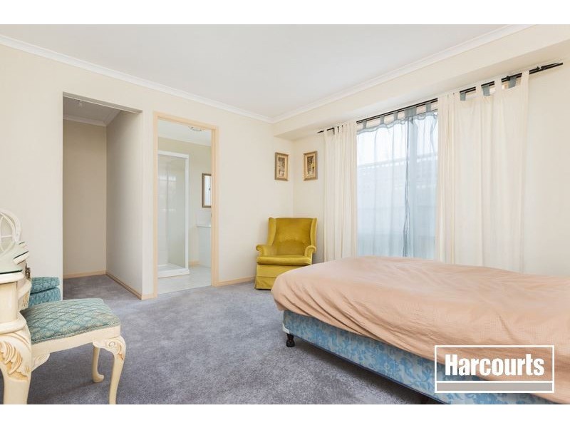 2 Kalastaire Grove, Berwick VIC 3806