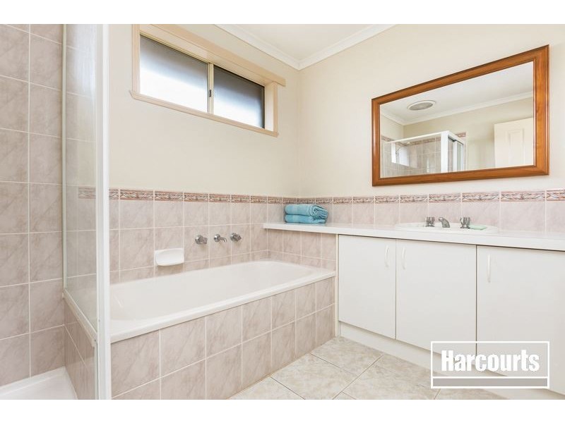 2 Kalastaire Grove, Berwick VIC 3806