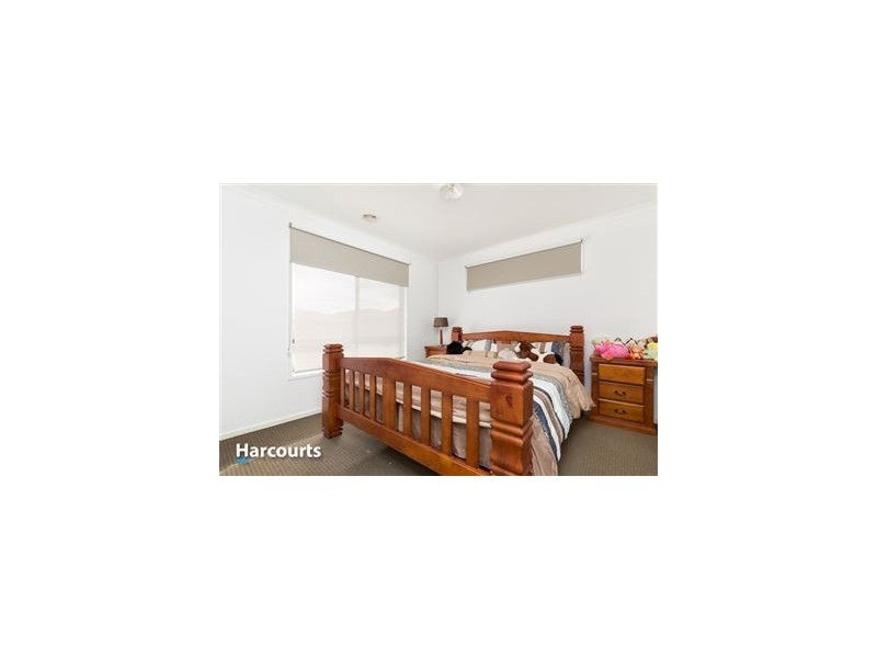 8 Amesbury Way, Clyde North VIC 3978