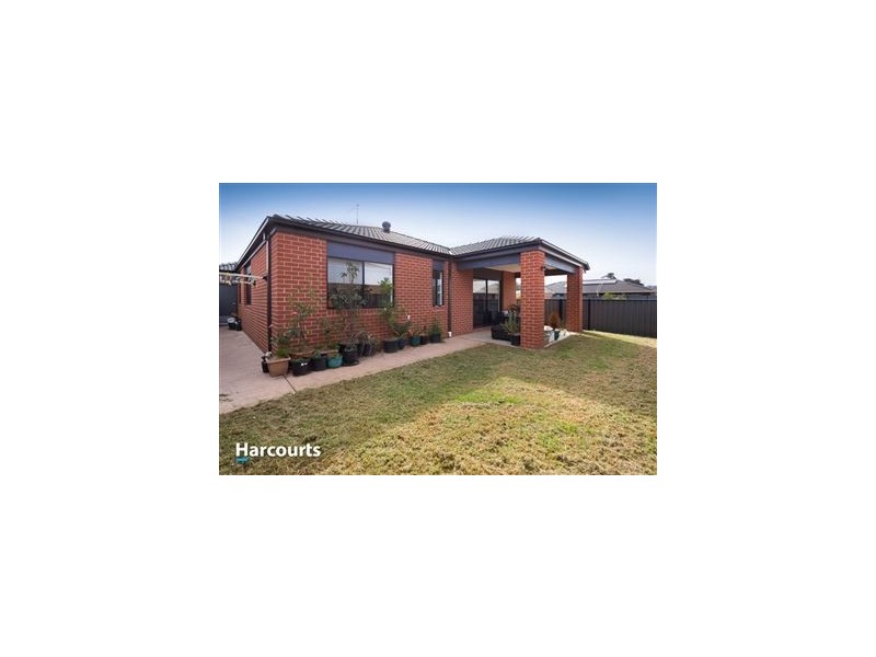 8 Amesbury Way, Clyde North VIC 3978