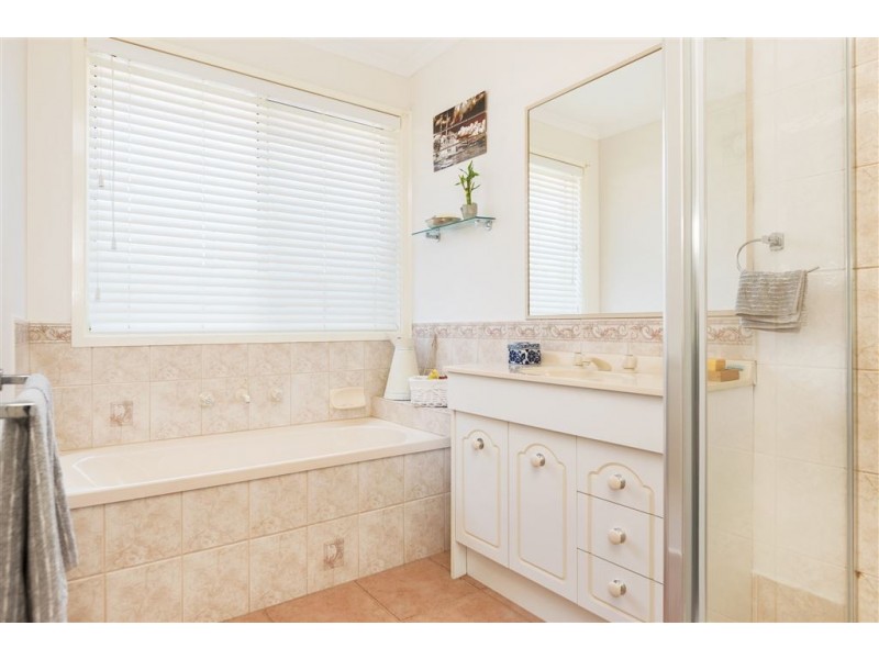 92 Lakeview Drive, Narre Warren South VIC 3805