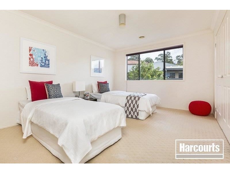 30 Kuranda Crescent, Berwick VIC 3806