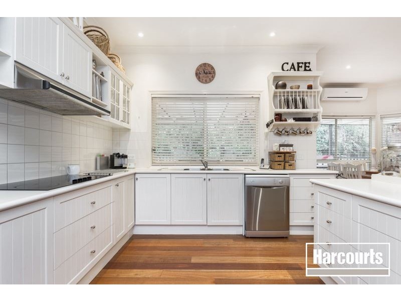 8 Hilltop Close, Narre Warren South VIC 3805