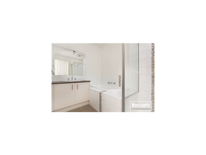 26 Hawkeseye Way, Cranbourne East VIC 3977