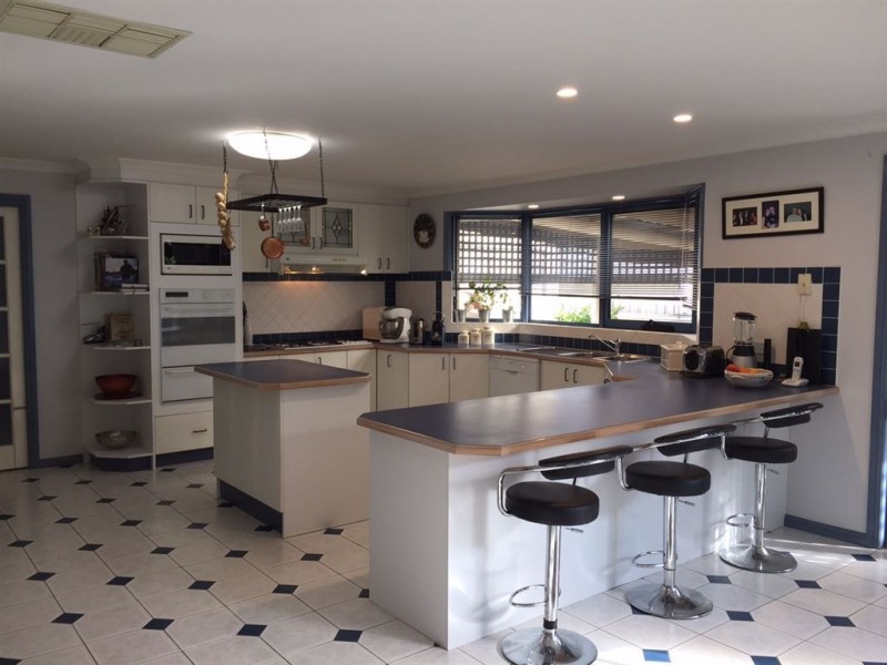 6 Valley View Crescent, Berwick VIC 3806