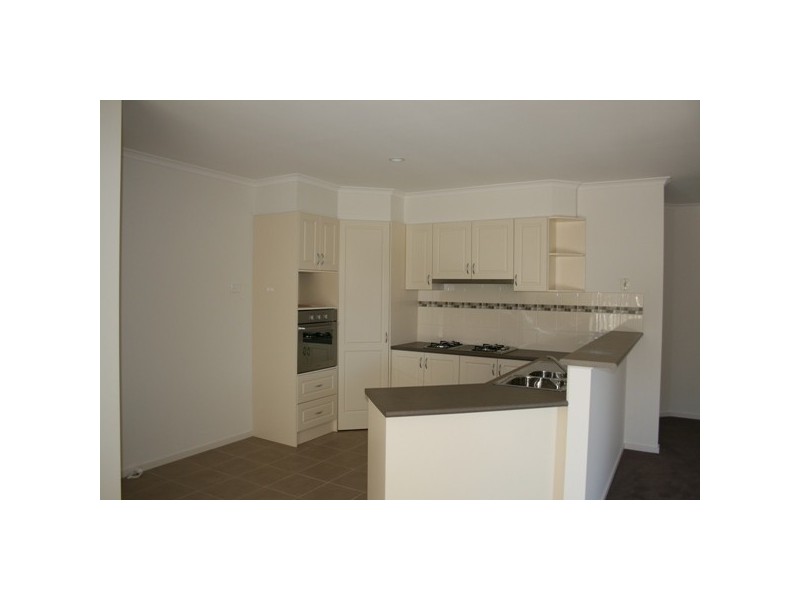 4 Cavalier Drive, Berwick VIC 3806