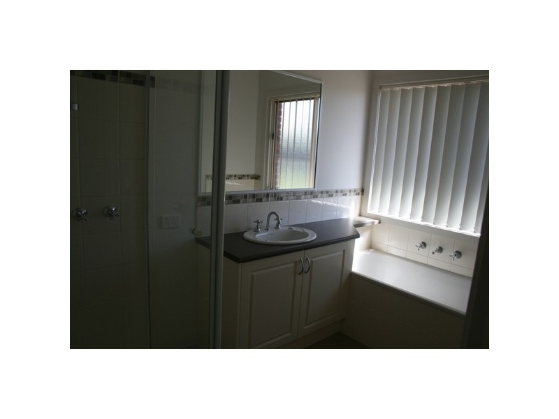 4 Cavalier Drive, Berwick VIC 3806