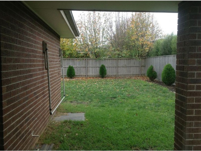 4 Cavalier Drive, Berwick VIC 3806