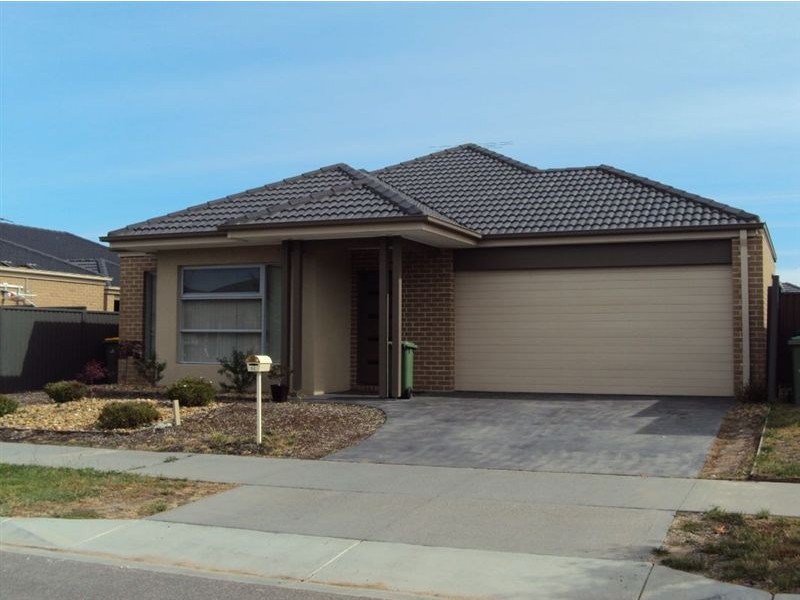 16 Camdolle Close, Pakenham VIC 3810