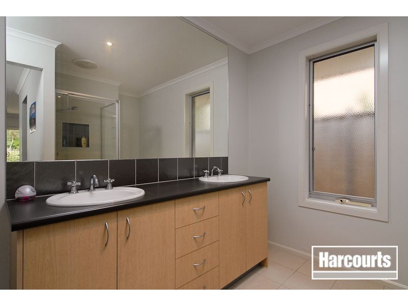 15 Tulloch Drive, Sandhurst VIC 3977