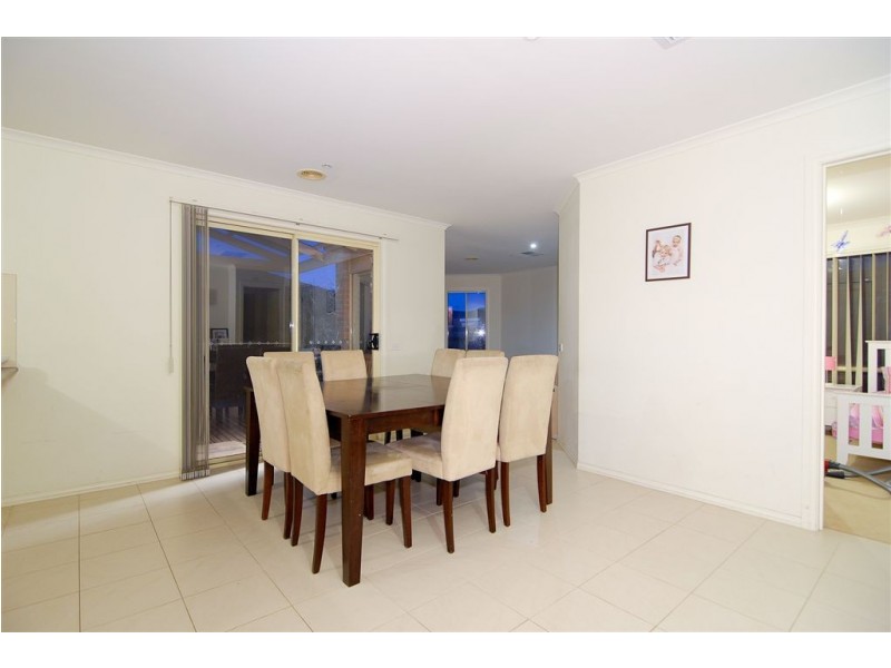 8 Bernard Place, Carrum Downs VIC 3201