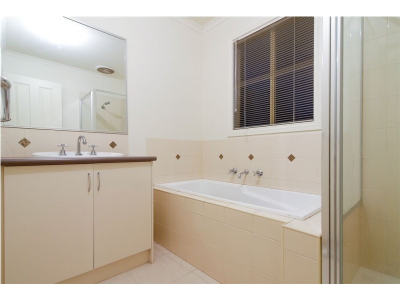 8 Bernard Place, Carrum Downs VIC 3201