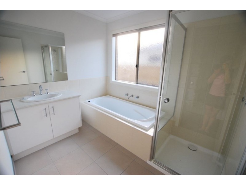 8 Elysian Drive, Cranbourne West VIC 3977