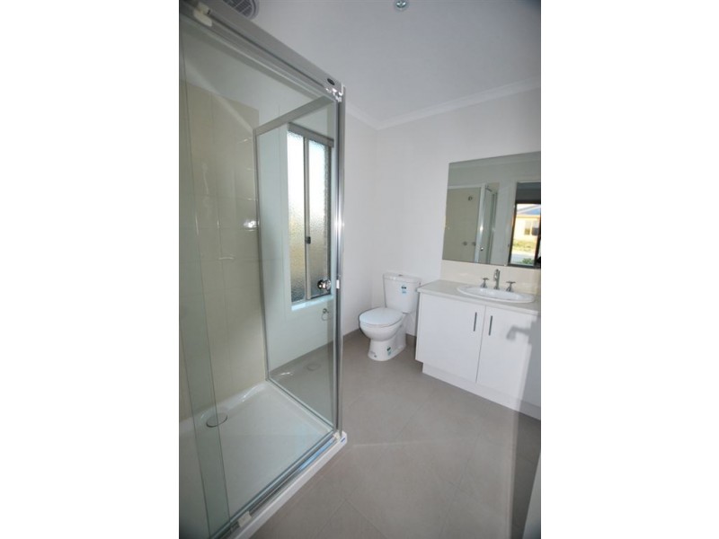 8 Elysian Drive, Cranbourne West VIC 3977