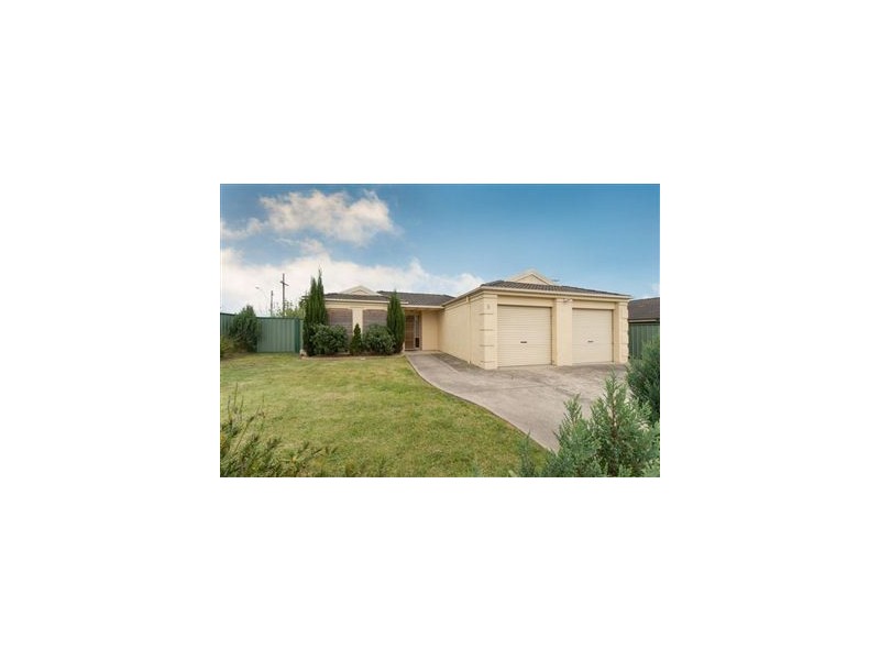 8 Oriana Grove, Skye VIC 3977