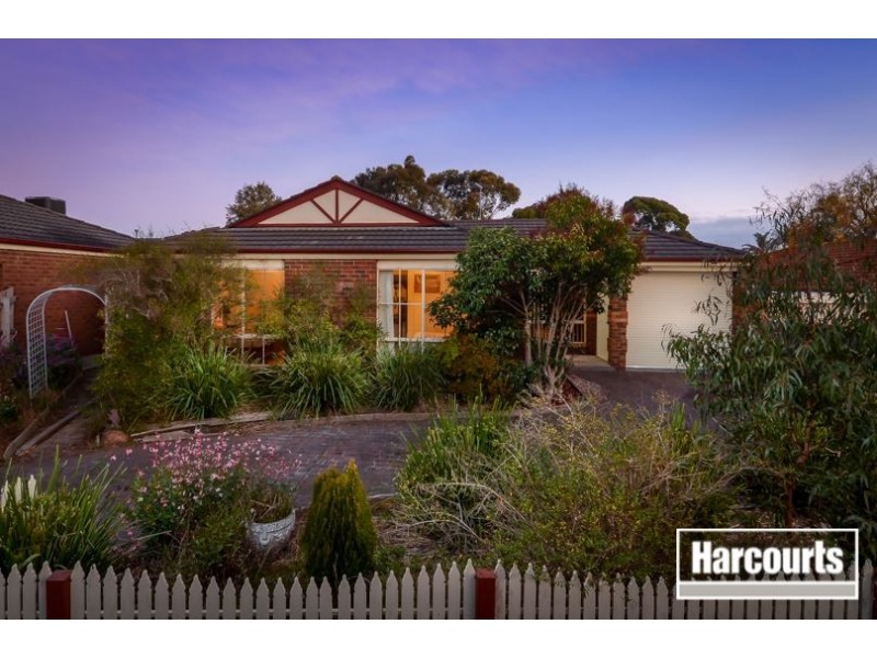 8 Heysen Drive, Skye VIC 3977