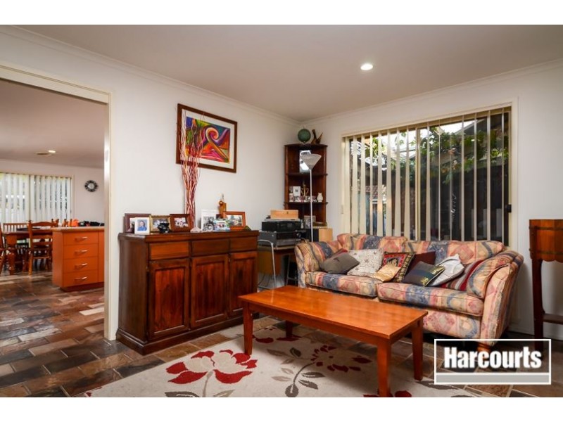 8 Heysen Drive, Skye VIC 3977