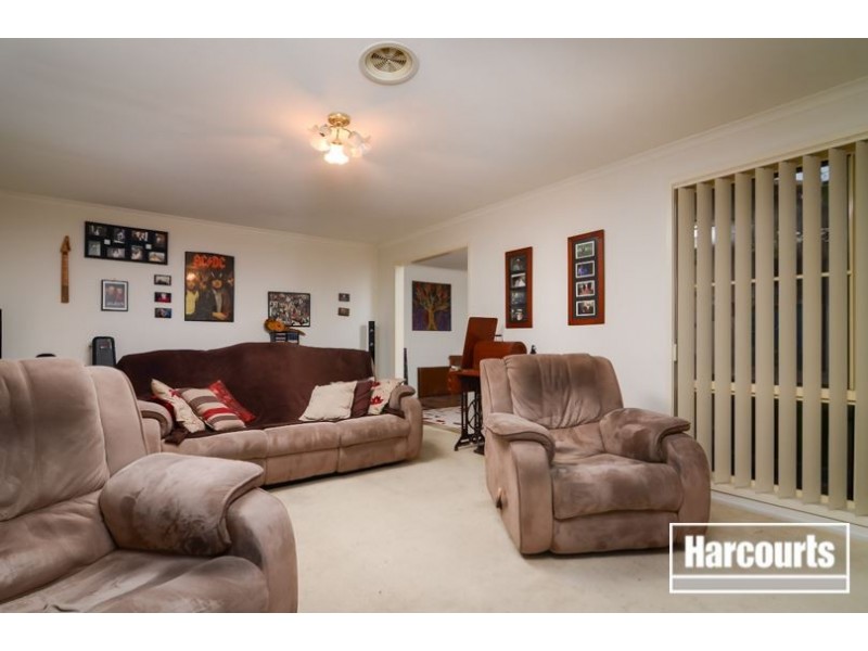 8 Heysen Drive, Skye VIC 3977