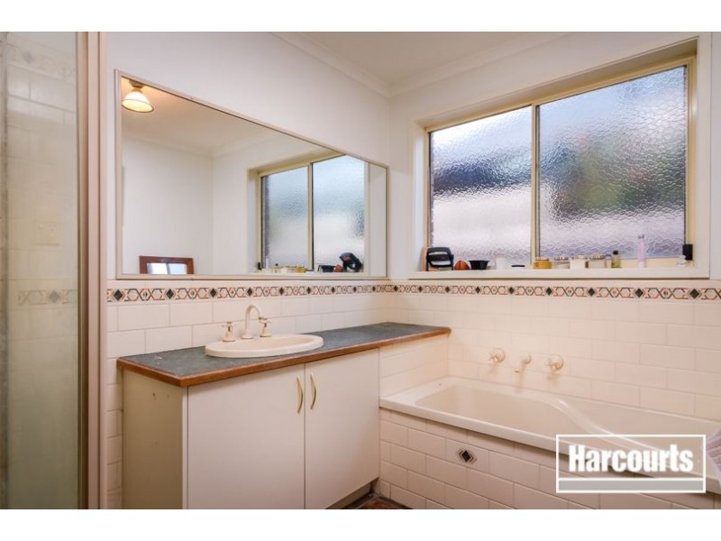8 Heysen Drive, Skye VIC 3977