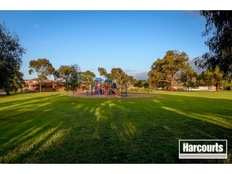 8 Heysen Drive, Skye VIC 3977