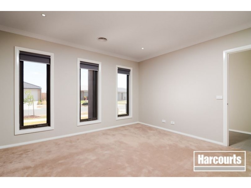 16 Beatham Way, Cranbourne West VIC 3977