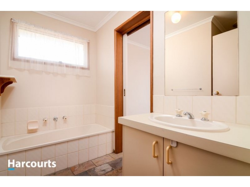 18 Kent Court, Cranbourne North VIC 3977