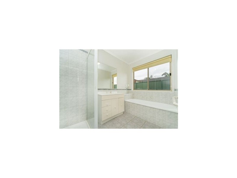 8 Oriana Grove, Skye VIC 3977