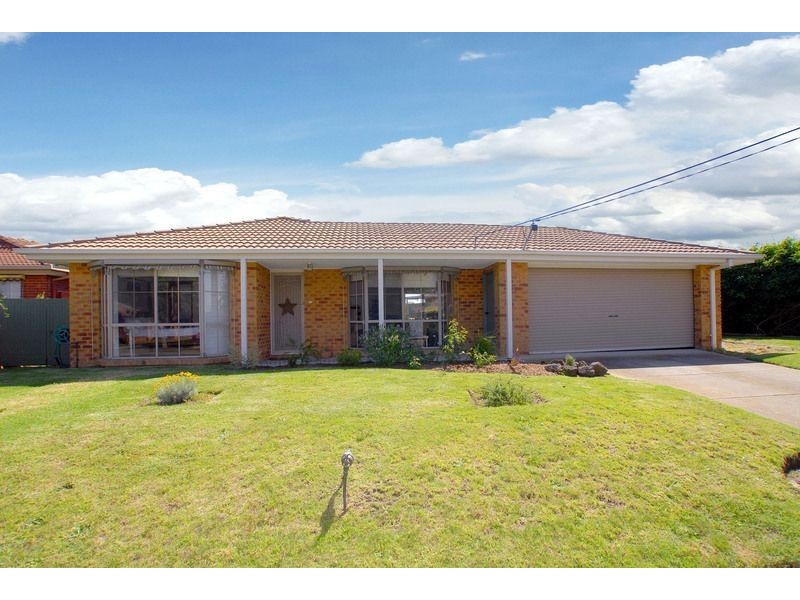 11 Laurel Crescent, Carrum Downs VIC 3201