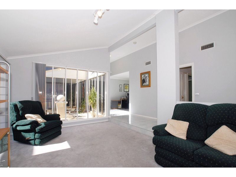 15 Daina Court, Skye VIC 3977