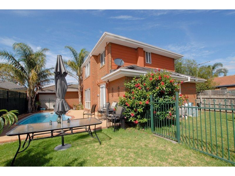 17 Daina Court, Skye VIC 3977