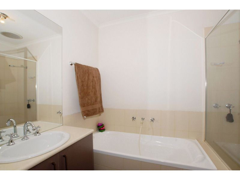 2/13 Honeyeater Place, Carrum Downs VIC 3201