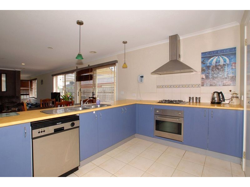 8 Friuli Place, Skye VIC 3977