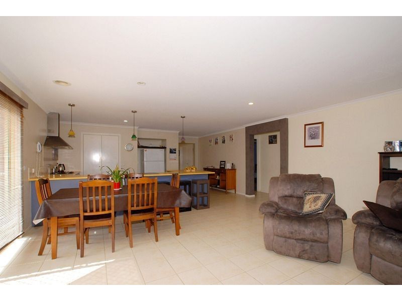 8 Friuli Place, Skye VIC 3977