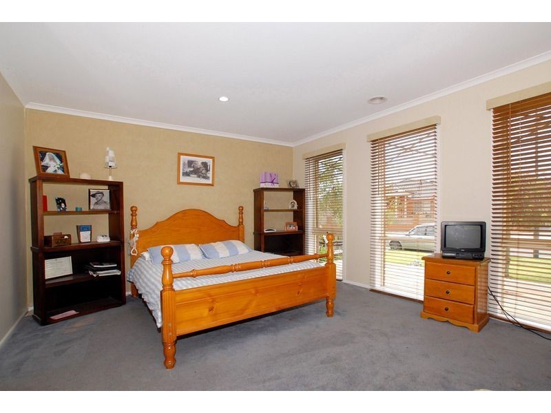 8 Friuli Place, Skye VIC 3977