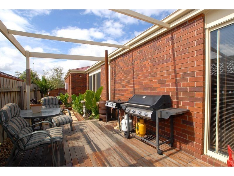 8 Friuli Place, Skye VIC 3977