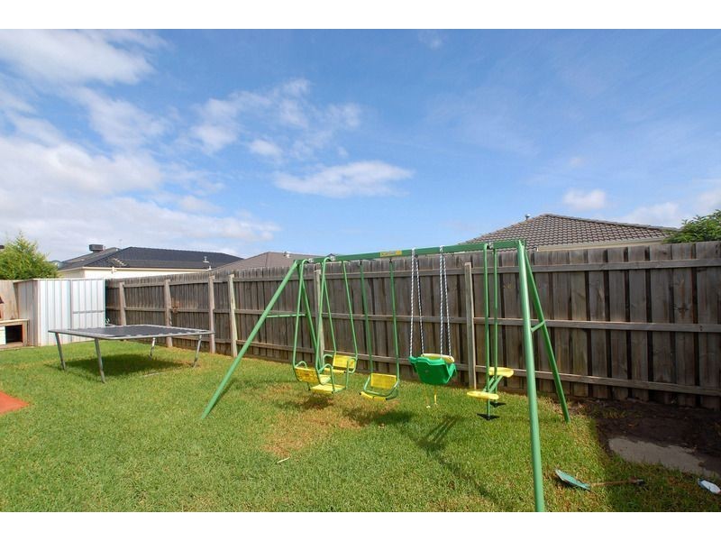 8 Friuli Place, Skye VIC 3977