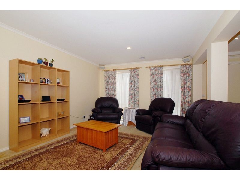 11 Veronica Drive, Skye VIC 3977