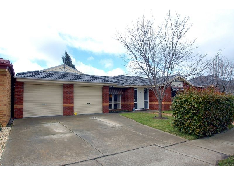 16 McGowan Drive, Skye VIC 3977