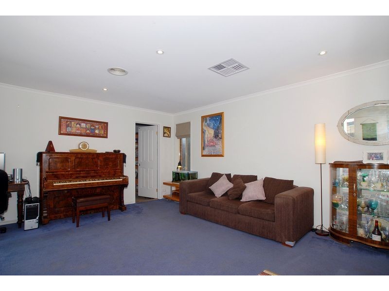16 McGowan Drive, Skye VIC 3977